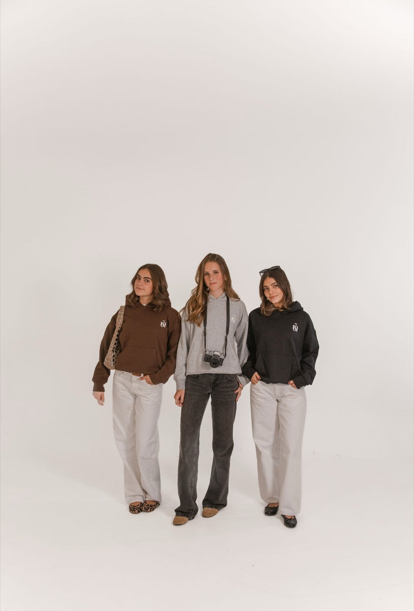 Tres amigas con hoodies café, gris y negro de Once Once