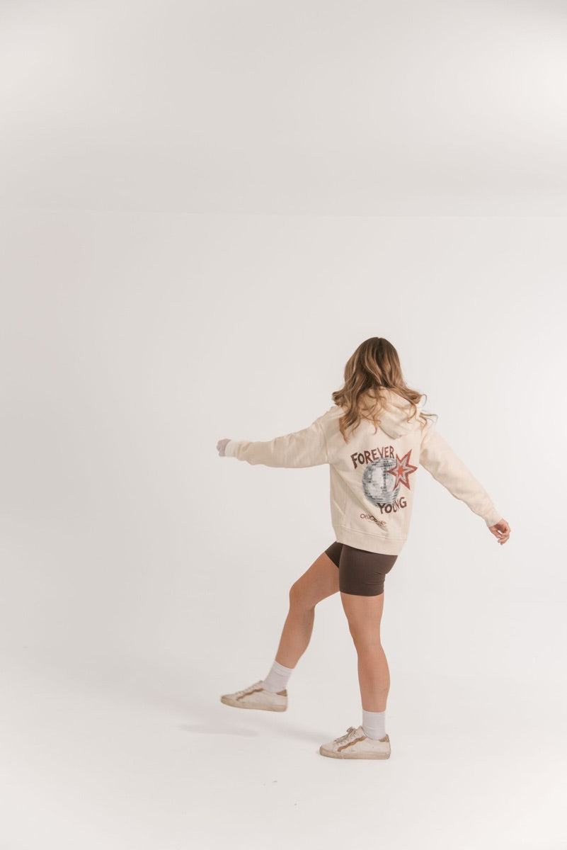 Modelo bailando con el hoodie Forever Young