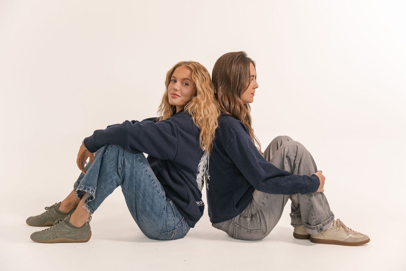 Dos amigas con hoodies Once Once